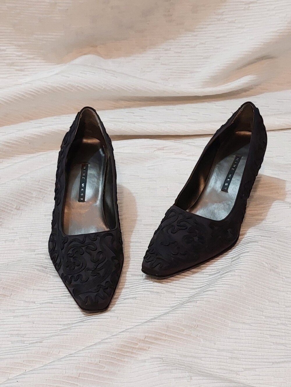 Vintage Nine West Black Embroidered Mid-Heel Pumps Size 8